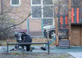 У Дніпрі приводять до ладу аварійні дитячі майданчики
