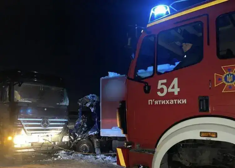 На Дніпропетровщині зіткнулися дві вантажівки - загинув один з водіїв
