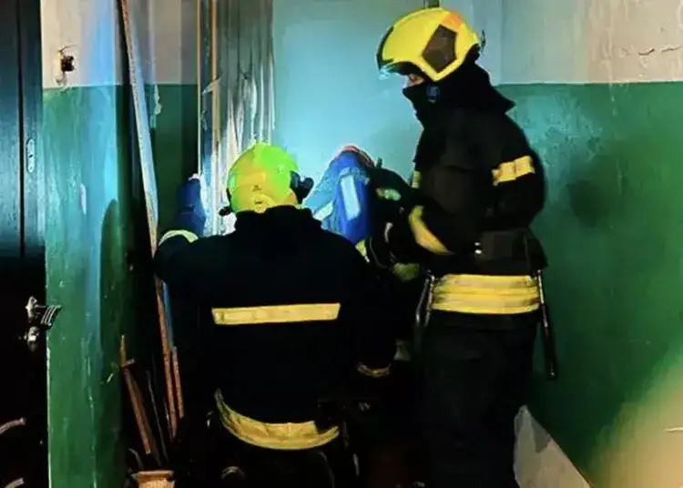 У Дніпрі палала квартира в багатоповерхівці - рятувальники витягли звідти чоловіка