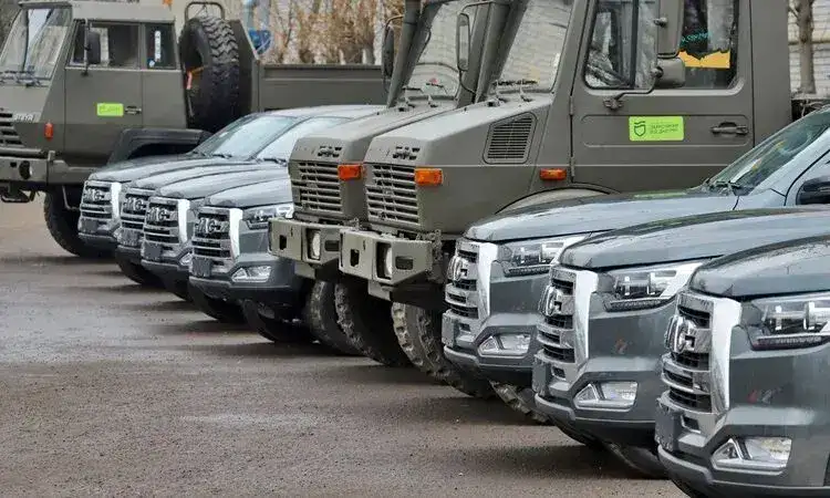 Дніпро передало на фронт дрони, техніку та відомі вантажівки
