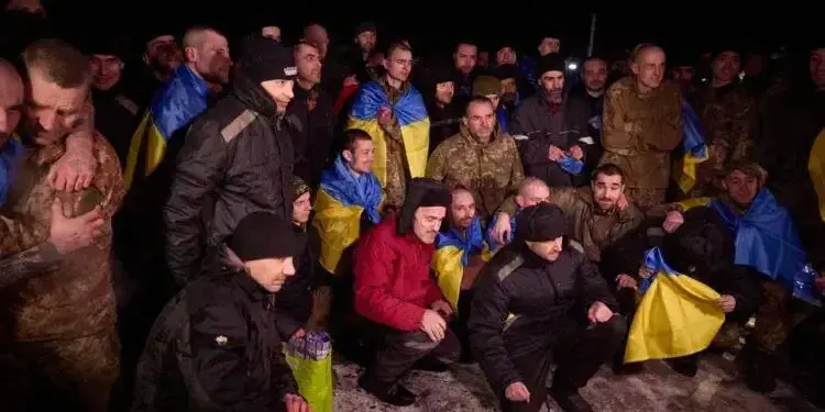 Обмін військовополоненими: з російського полону повернули 230 захисників та захисниць