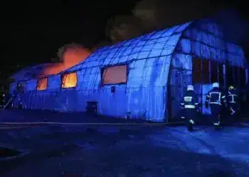 Масштабна пожежа у Дніпрі: в Індустріальному районі спалахнув ангар