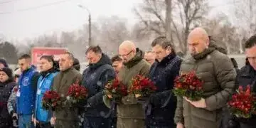 У Дніпрі вшанували памʼять загиблих внаслідок ракетного удару по багатоповерхівці рік тому (фото)