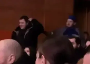 У Дніпрі під час стендап-концерту, глядач вдарив відомого коміка