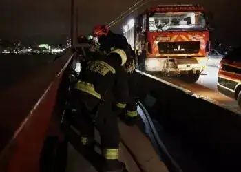 Пожежа на Центральному мосту в Дніпрі - гасили кабель