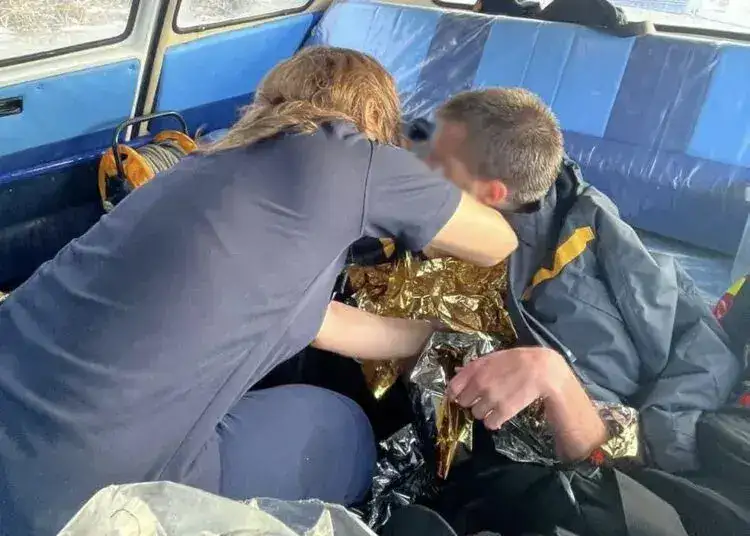 У Дніпрі хлопець провалився під кригу - його врятували