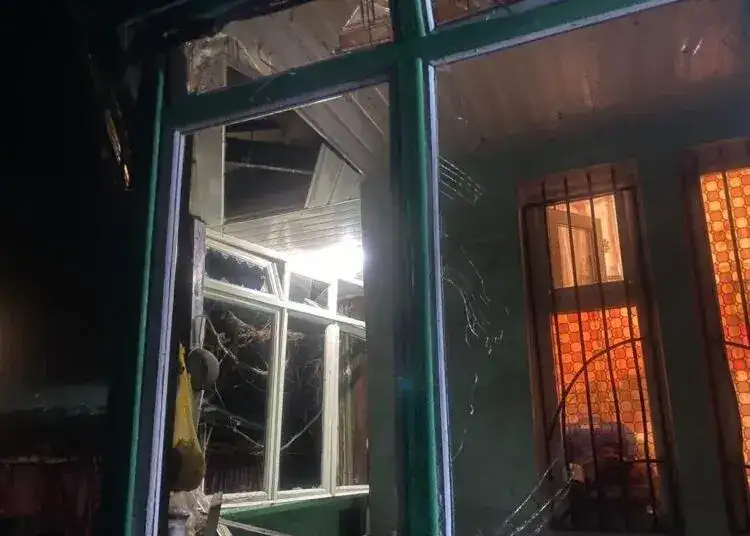 У Дніпропетровському районі уламками "шахедів" пошкоджено будинки та авто