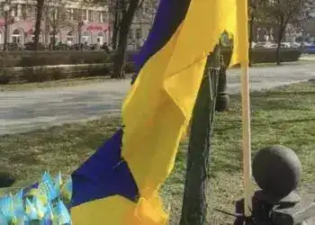 У центрі Дніпра невідомі порізали прапор та банер з українською символікою на Алеї пошани