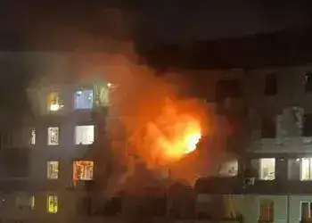 Через вибух у Кривому Розі в одній з багатоповерхівок спалахнула пожежа