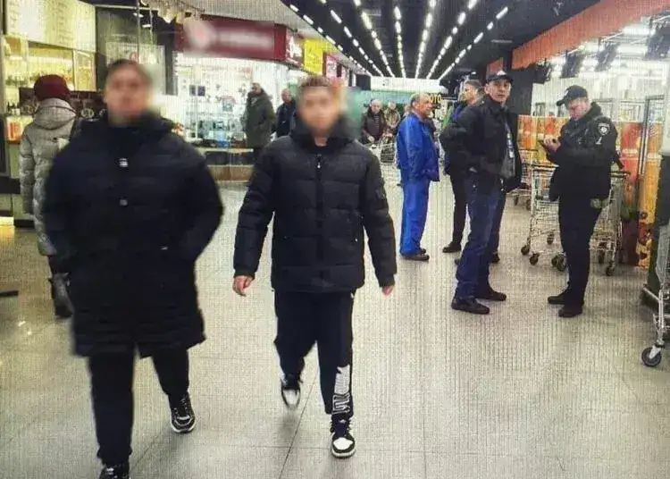 У торгівельному центрі Дніпра хуліган погрожував людям пістолетом