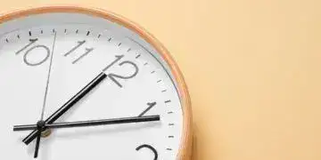 На вихідних в Україні переведуть годинники