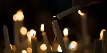 Впала чи згасла свічка у церкві: що кажуть про це народні прикмети?