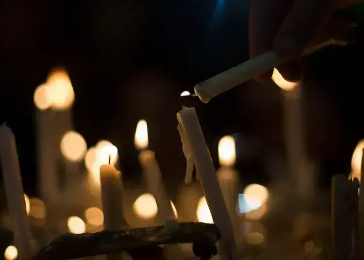 Впала чи згасла свічка у церкві: що кажуть про це народні прикмети?