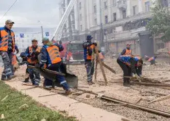 Внаслідок удару по будинку на Вокзальній у Дніпрі зруйновано 10 квартир, а два під'їзди опинилися в аварійному стані