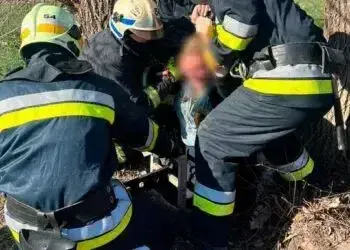 На Дніпропетровщині з глибокого колодязя рятувальники діставали жінку