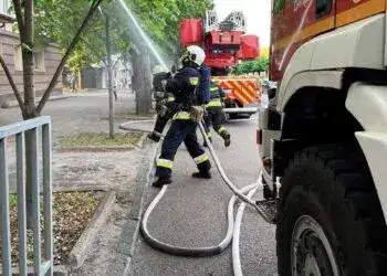У Дніпрі горіла квартира на четвертому поверсі з людиною всередині
