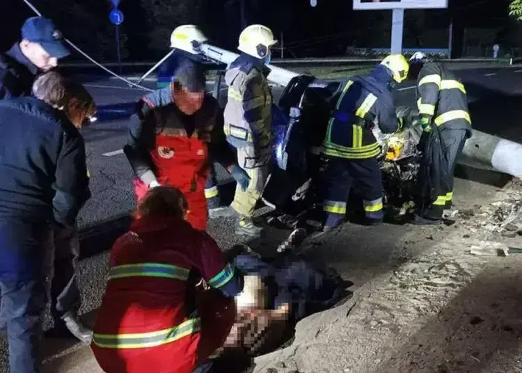 Моторошна аварія у Дніпрі: тіло водія довелося деблокувати з понівеченого автомобіля