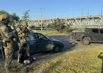 У Дніпрі невідомий відкрив вогонь по двом чоловікам у їхньому гаражі