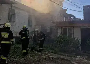 У Дніпрі рятувальники з вогню діставали людей