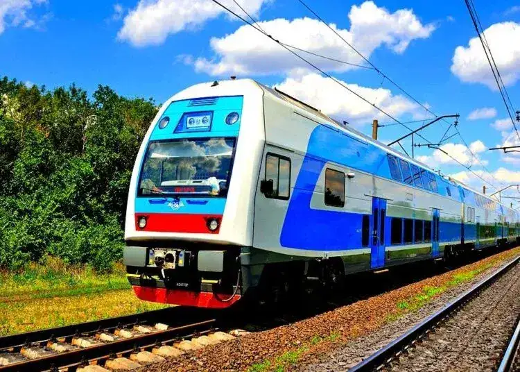 На Дніпропетровщині змінився рух приміських електропоїздів через загрозу блекаута: які поїзди не курсують?