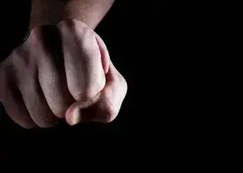 Мешканець Дніпропетровщини приревнував цивільну дружину до сусіда та побив обох
