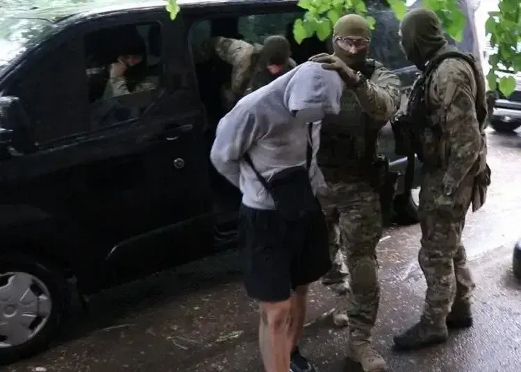 Затримали двох чоловіків, які на замовлення кримінального авторитету стріляли в авто у Кривому Розі