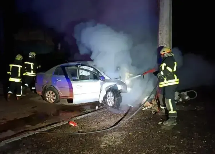 У Дніпропетровській області авто врізалося у стовп і загорілося - серед постраждалих дитина