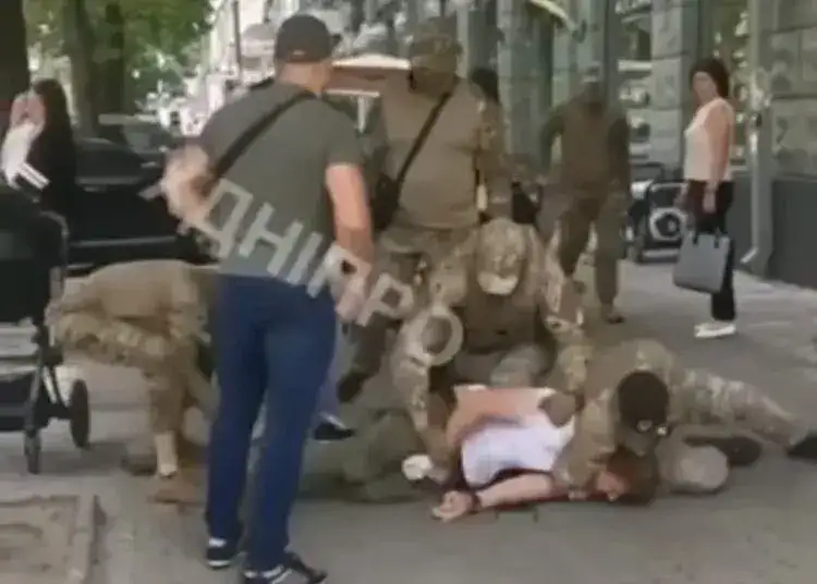 Скандал з Тищенко у Дніпрі: люди у балаклавах, які були з нардепом, побили колишнього військового