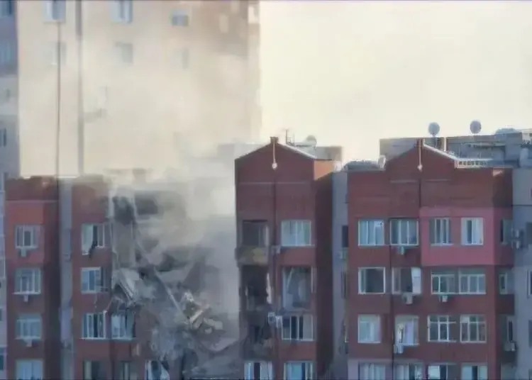Окупанти влучили у девʼятиповерхівку в Дніпрі - обвалилося кілька поверхів