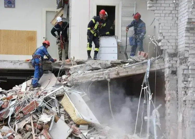 Двоє жителів пошкодженої багатоповерхівки у Дніпрі вийшли на звʼязок, ще кілька мешканців вважаються зниклими безвісти