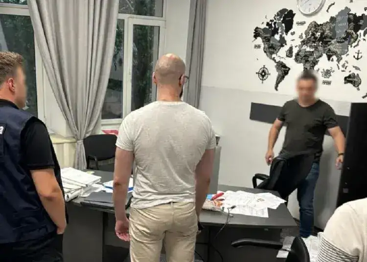 Посадовці з Дніпра заробили майже 4 млн грн на шкільних укриттях