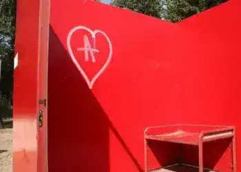 На пляжі у Дніпрі вандали погромили душові