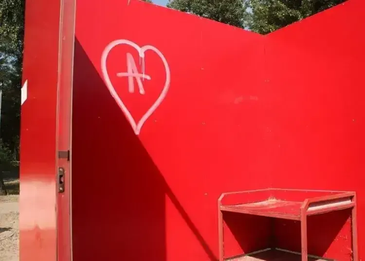 На пляжі у Дніпрі вандали погромили душові