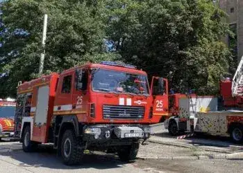 У Дніпрі рятувальники знімали з даху 4-поверхової будівлі двох жінок