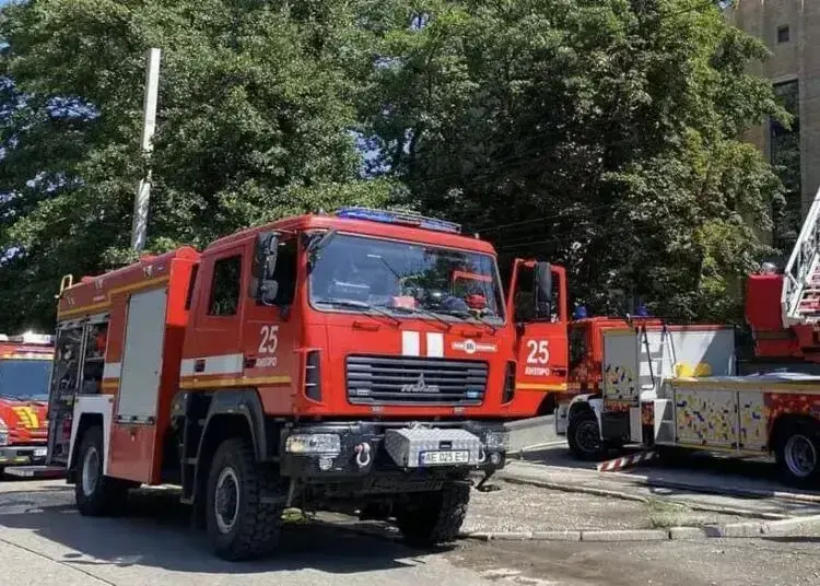 У Дніпрі рятувальники знімали з даху 4-поверхової будівлі двох жінок