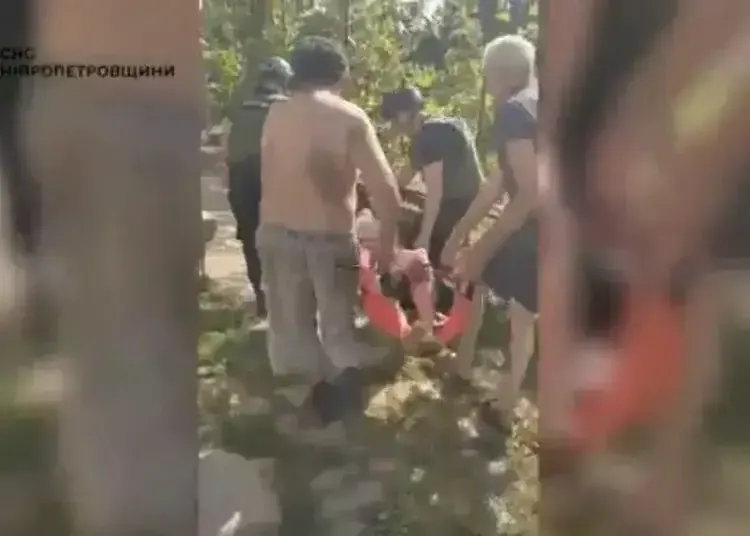 Після обстрілу Нікополя, рятувальники передали медикам 75-річного чоловіка у важкому стані