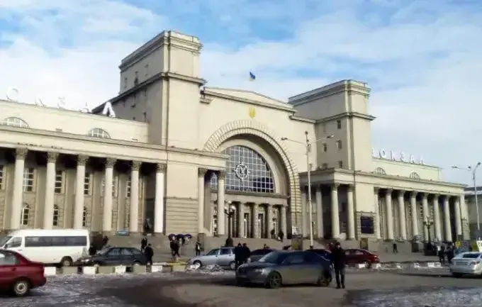 Біля вокзалу в Дніпрі зміняться кінцеві автобусні зупинки