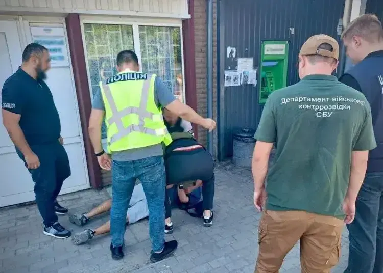 У Дніпрі затримали мешканця Запоріжжя, який погрозами вимагав неіснуючий борг у військовослужбовця