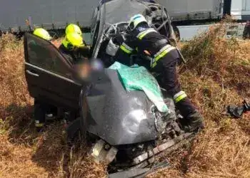 На трасі у Дніпровському районі сталася моторошна аварія - тіла людей затисло в авто