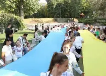 День Державного Прапора: у Дніпрі розгорнули 50-метровий стяг