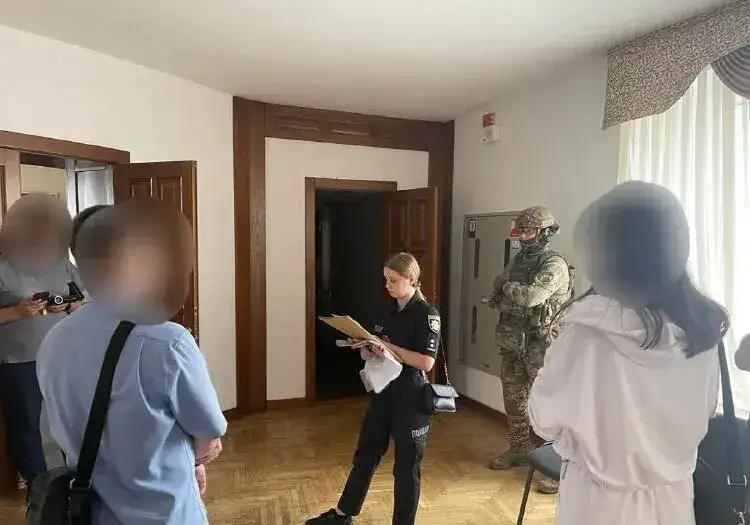 Посадовець з Дніпра збагатився на реконструкції мереж водопостачання