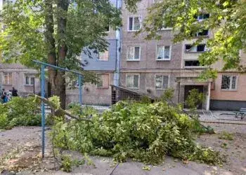 Ранок у Нікополі: загинула жінка, п'ятеро поранених, пошкоджено багатоповерхівку і ТЦ