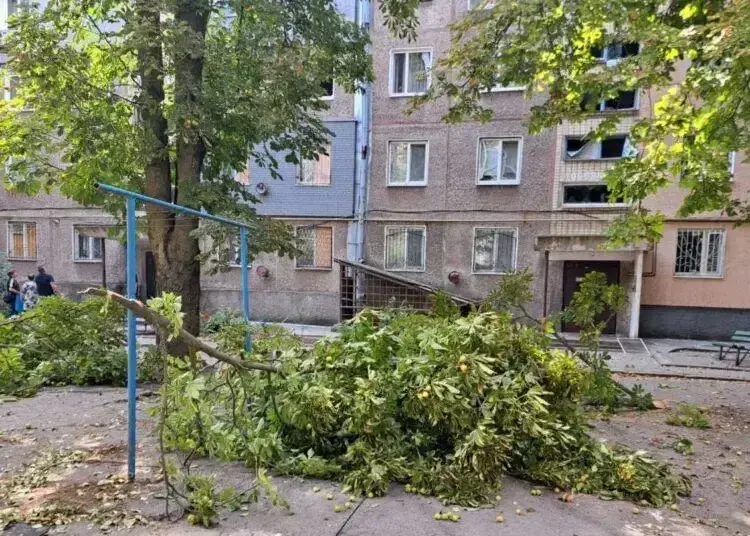 Ранок у Нікополі: загинула жінка, п'ятеро поранених, пошкоджено багатоповерхівку і ТЦ