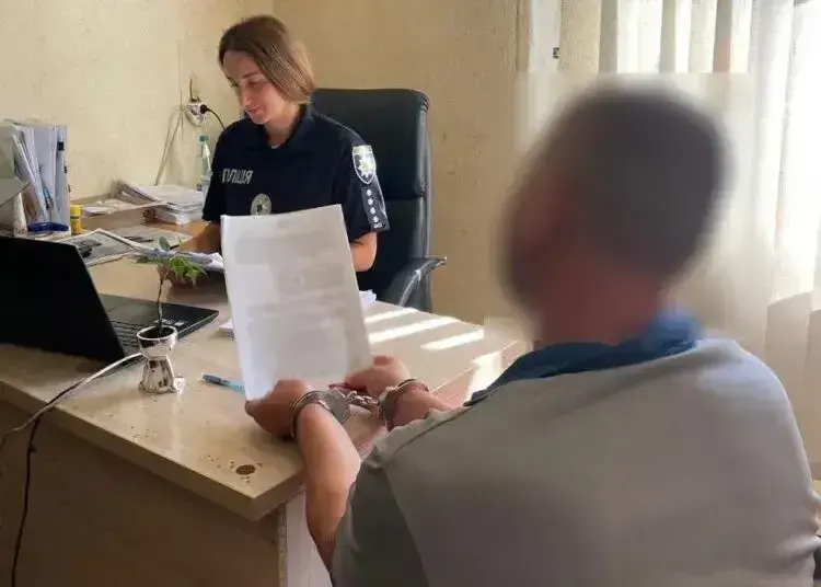 На автовокзалі у Дніпрі на чоловік накинувся на знайомого із викруткою