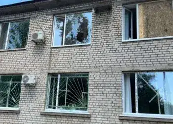 Окупанти вдарили по лікарні у Нікополі та вбили людину