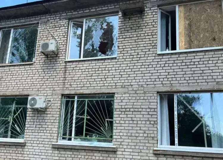 Окупанти вдарили по лікарні у Нікополі та вбили людину