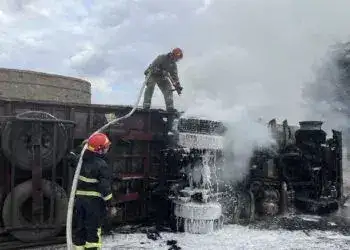 Внаслідок ДТП на Дніпропетровщині перевернулася та палала вантажівка