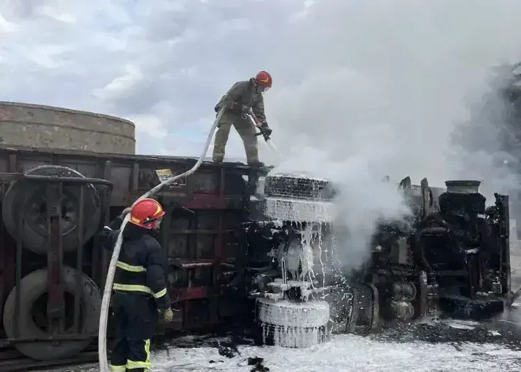Внаслідок ДТП на Дніпропетровщині перевернулася та палала вантажівка