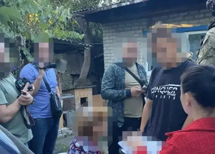 Дніпрянка зі старшим сином продавала іноземцям порнографічні фото молодшого сина