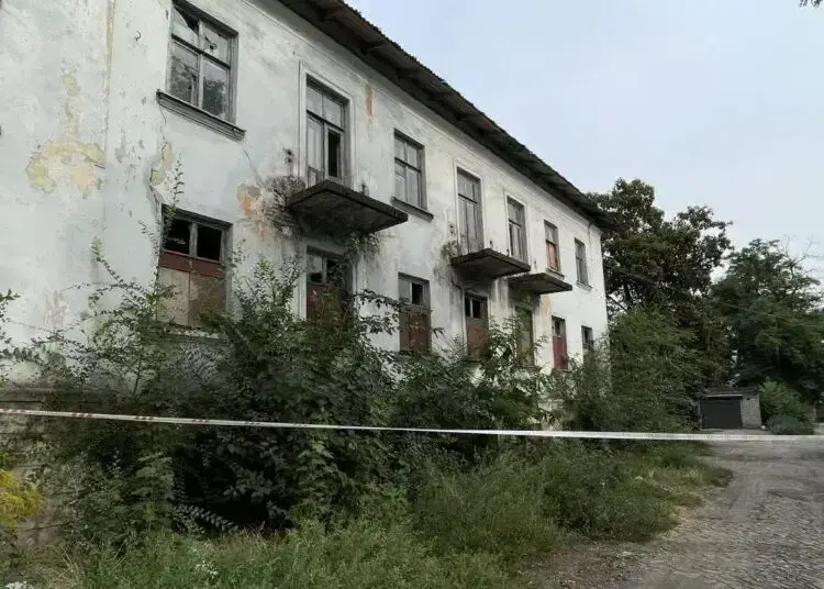 В покинутій будівлі Камʼянського виявили тіло чоловіка з численними травмами